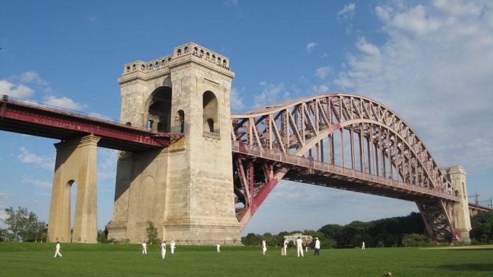 Hell_Gate_Bridge_cricket