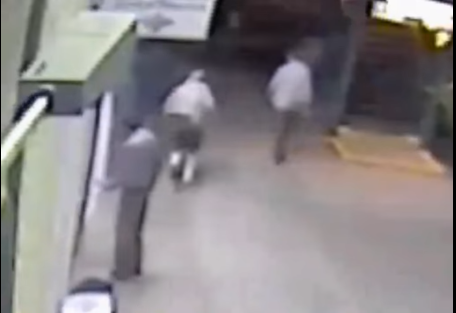 thief-steals-from-elderly-man