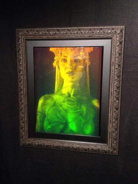 hologram_grande.jpg hologram_grande.jpg